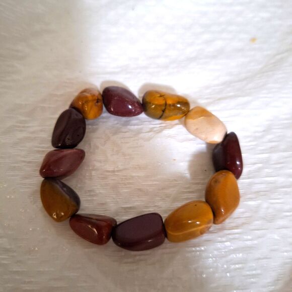 A Polished Mookaite Jasper Stone Stretchy Gemstone Bracelet Earthy Grounding - Picture 4 of 7